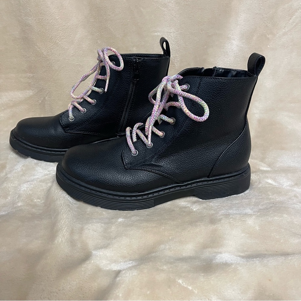 NEW GIRLS ART CLASS COMBAT BOOTS SIZE 4
